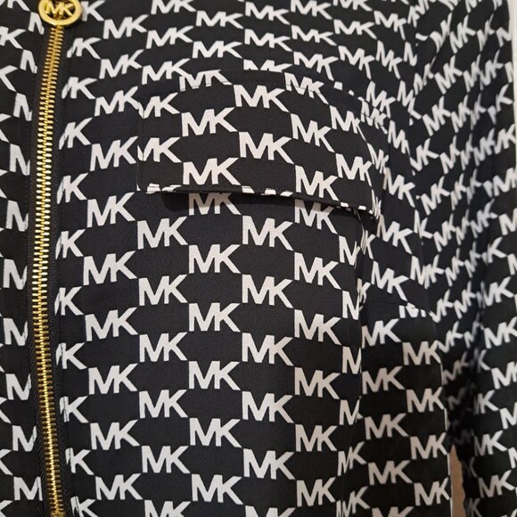 Michael Kors Size 1X, ¾ Sleeve Black & White Logo Top NWT - Picture 4 of 15